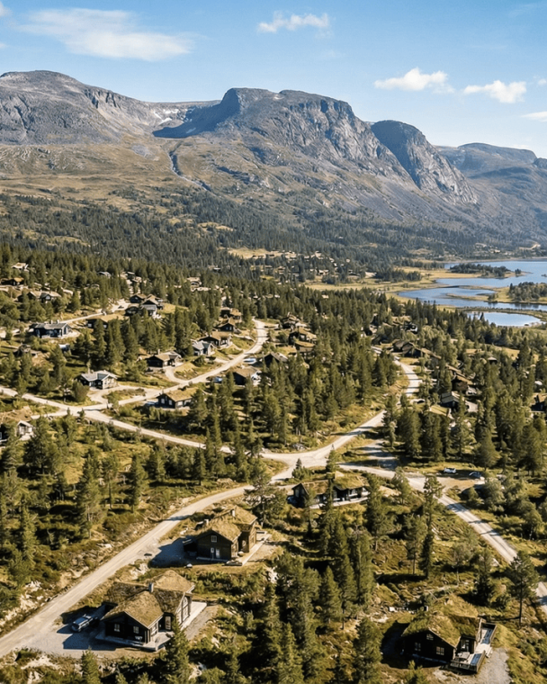 Et naturskjønt boligområde omgitt av fjell og innsjøer, perfekt for utendørsaktiviteter og naturnær livsstil.