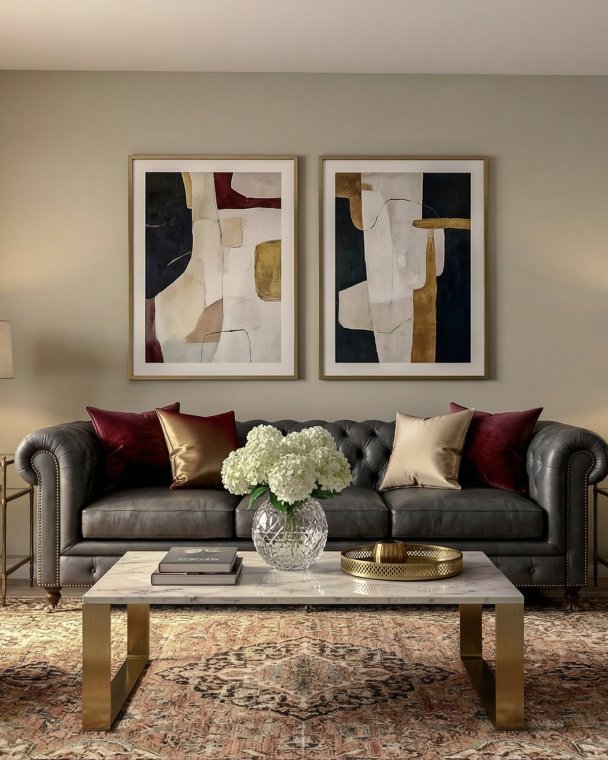 Stue med moderne kunst, komfortabel sofa og elegante sidebord i et lyst og innbydende hjem.