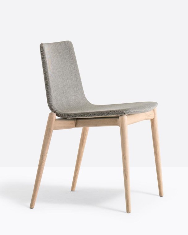 Stol i minimalistisk design med lyst tre og grått polstring, perfekt for moderne hjem og spisestuer.