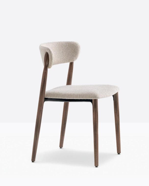 Elegant spisestol i tre med komfortabel polstring, ideell for stue eller spisestue.