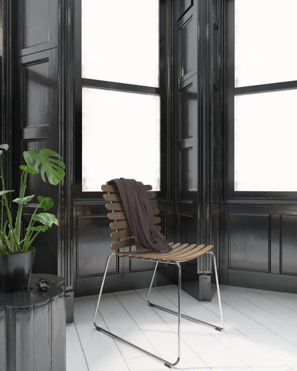 Elegant stue med store vinduer, svart panel og minimalistisk trestol. Perfekt for moderne boligdesign og lysinnslipp.