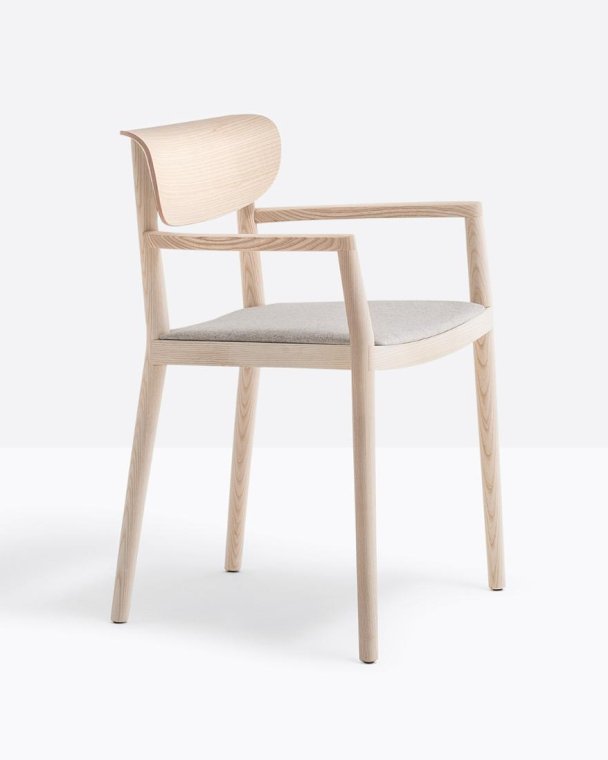 Stilren trestol med lys treverk og enkel design, perfekt for moderne interiør.