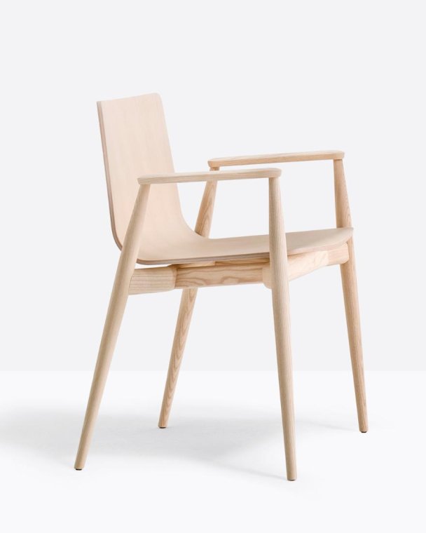 Stol i lyst tre med enkel, stilren form og komfortabel sitteflate, ideell for stue eller kontor.