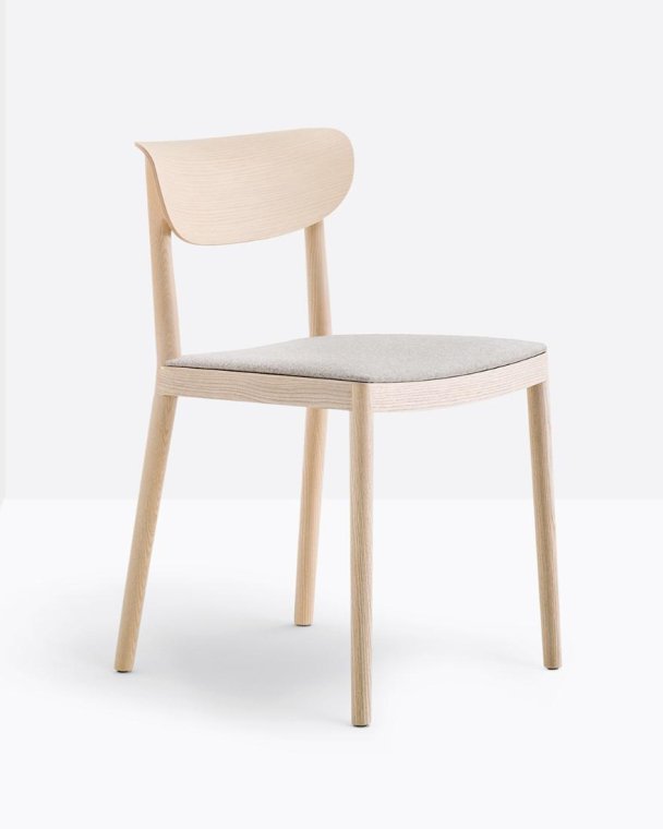 Minimalistisk trestol med komfortabel sittepute, ideell for moderne hjem og kontor.