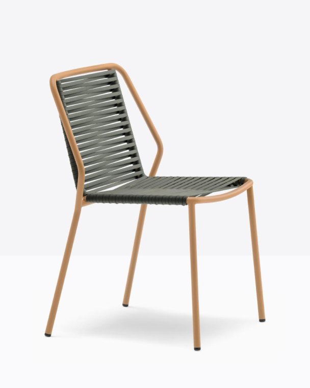 En stilren stol med metallramme og komfortabel ryggstøtte, ideell for moderne interiørdesign.